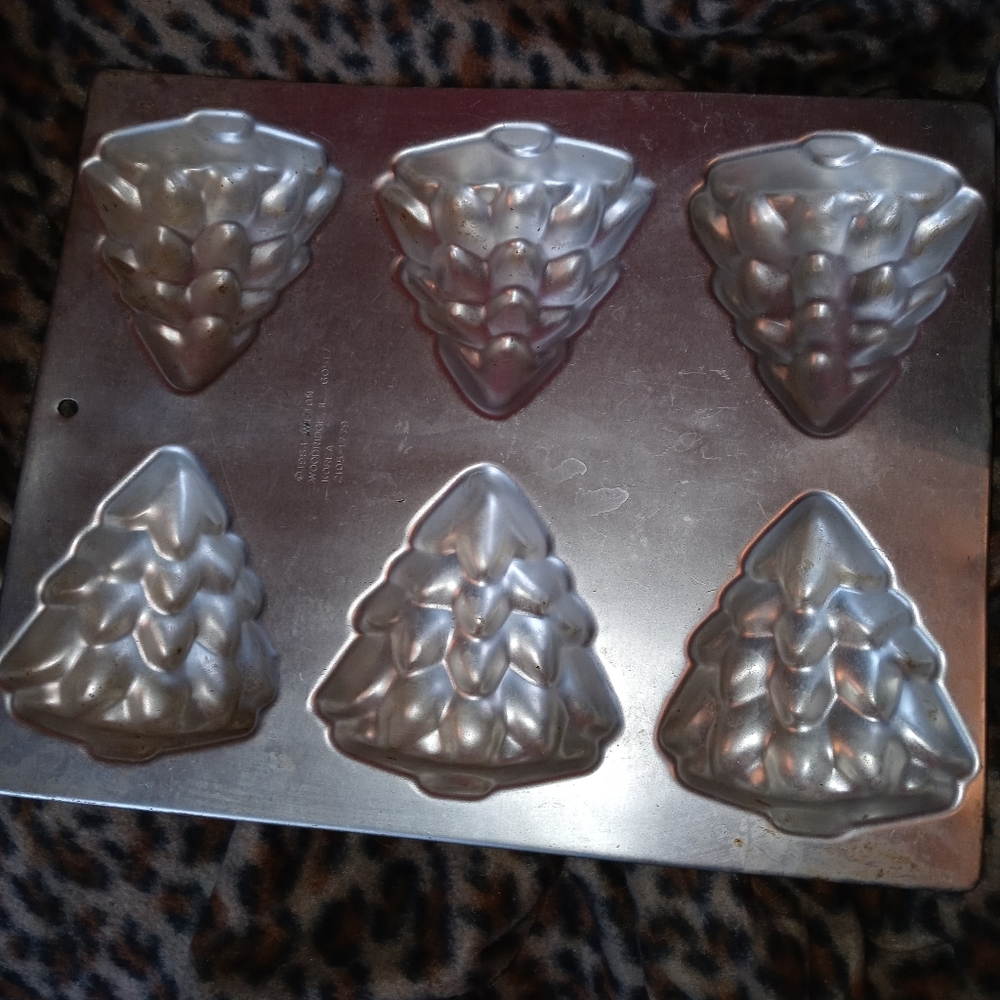 Wilton 1984 Silver Metal 6 Piece Christmas Tree Pan